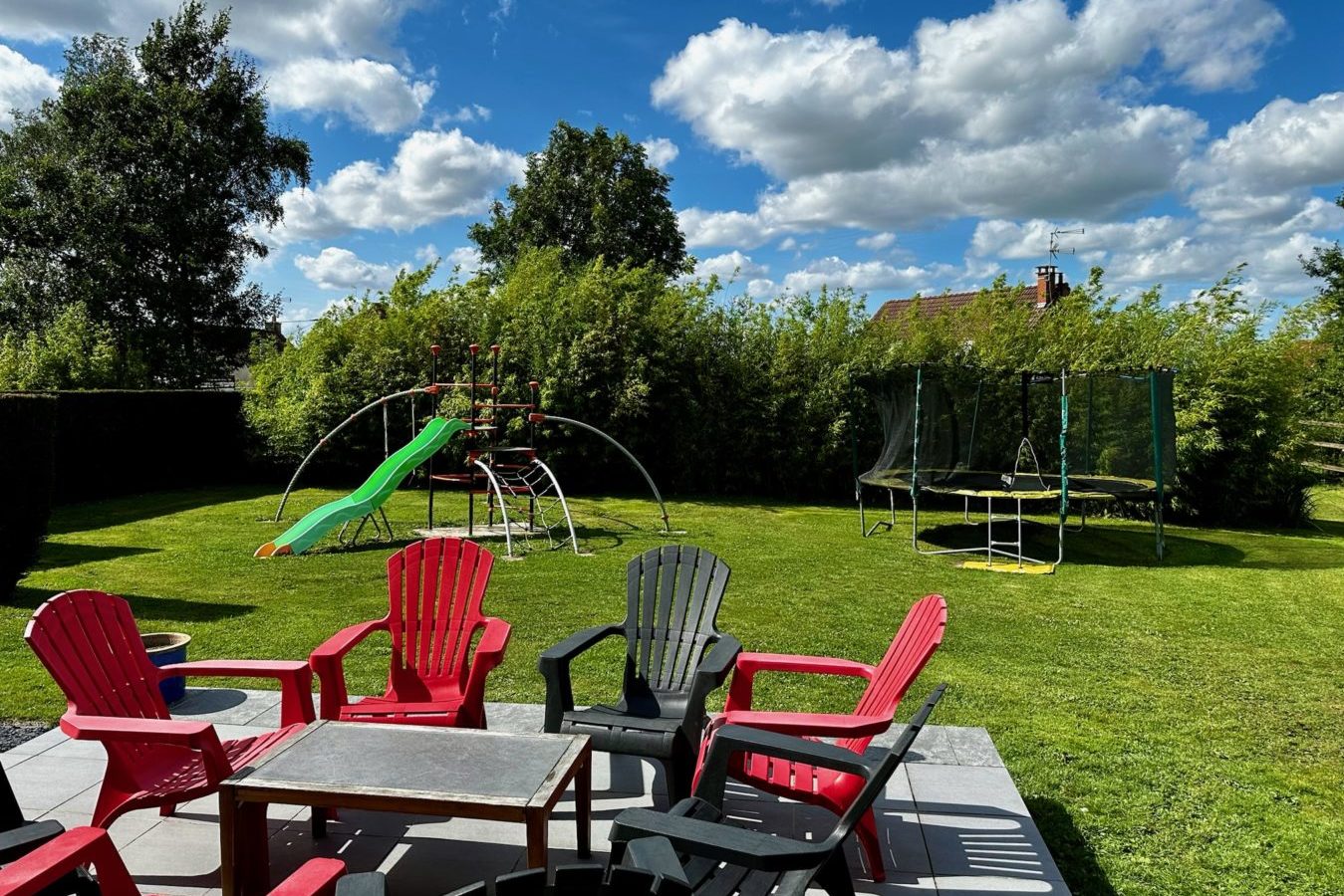 terrasse piscine et aire de jeux