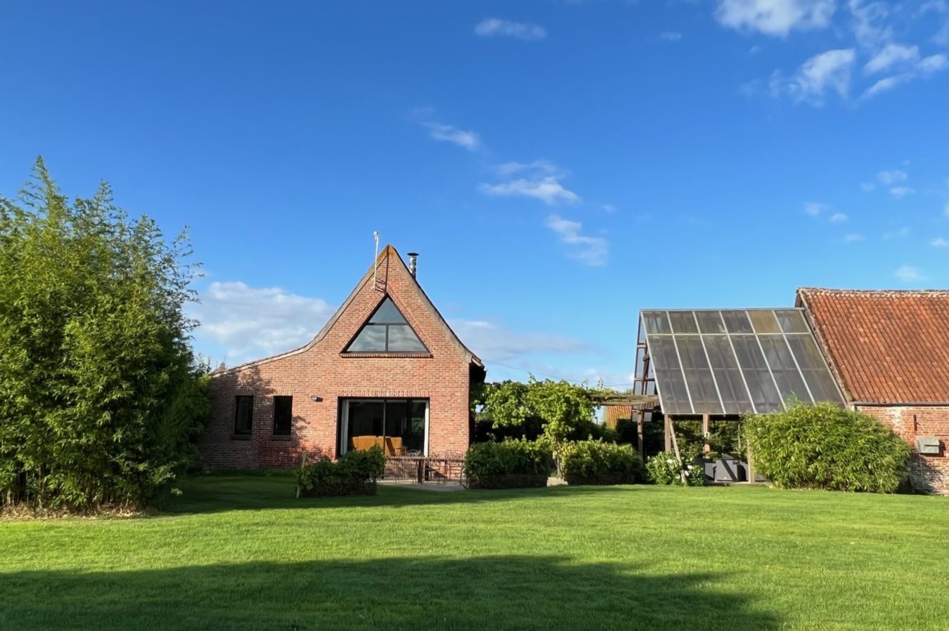 Zi Villa depuis jardin loin