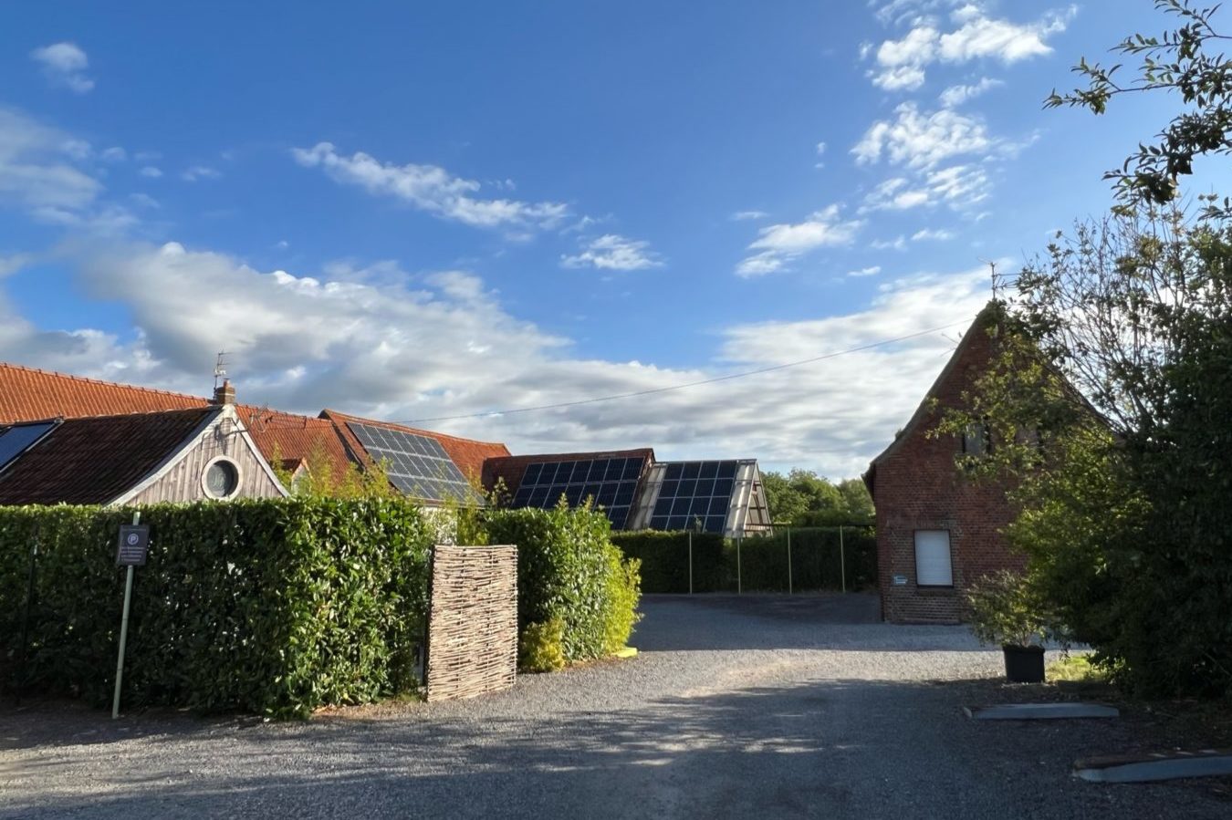 Entree cour gites depuis pk