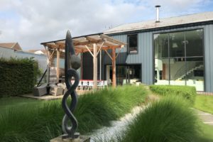 Zi Loft statue et graminees vers facade